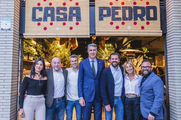 Casa Pedro Grupo Vaya Vida posan con el alcalde Albiol y otros miembros de su gobierno de Badalona