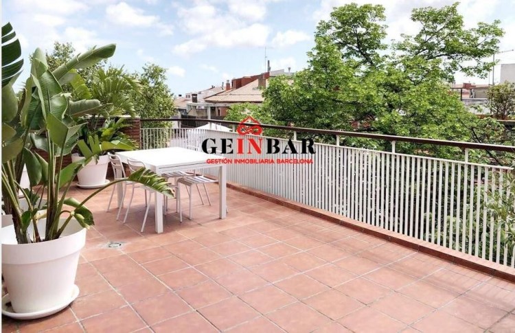 ÁTICO CON GRAN TERRAZA - PARKING Y TRASTERO EN SARRIA